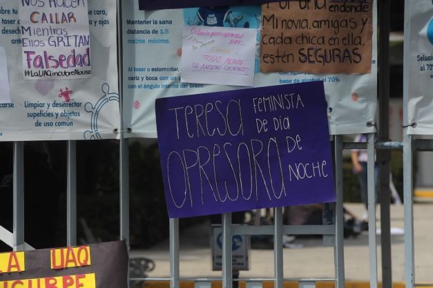 Estudiantes de la Universidad Autónoma de Querétaro (UAQ) en San Juan del Río se manifestaron en el campus y colegio de bachilleres para exigir un alto al acoso de estudiantes y profesores