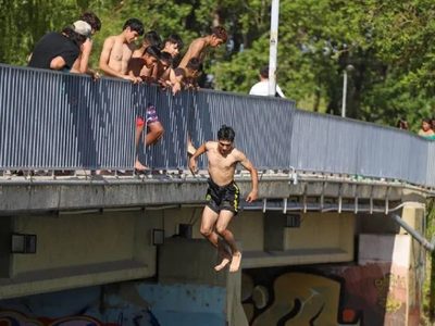 Un joven sufrió una fractura tras arrojarse al río Grande desde un puente en la Isla 132