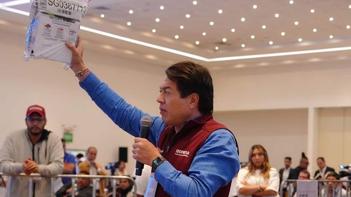 El líder de Morena muestra uno de los paquetes