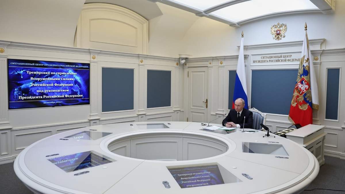 El presidente ruso Vladimir Putin dirige un simulacro de fuerzas nucleares por videoconferencia en el Centro de Situaciones en el Kremlin en Moscú el 22 de octubre del 2025