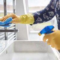 Con solo 3 ingredientes, prepará este infalible limpiador de moho para dejar la ducha de tu baño reluciente