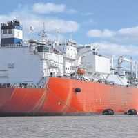 Está demorado por paro de portuarios el buque regasificador de GNL