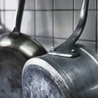 No compres unas nuevas: el truco de las abuelas para dejar tus ollas sin una sola mancha de grasa en minutos