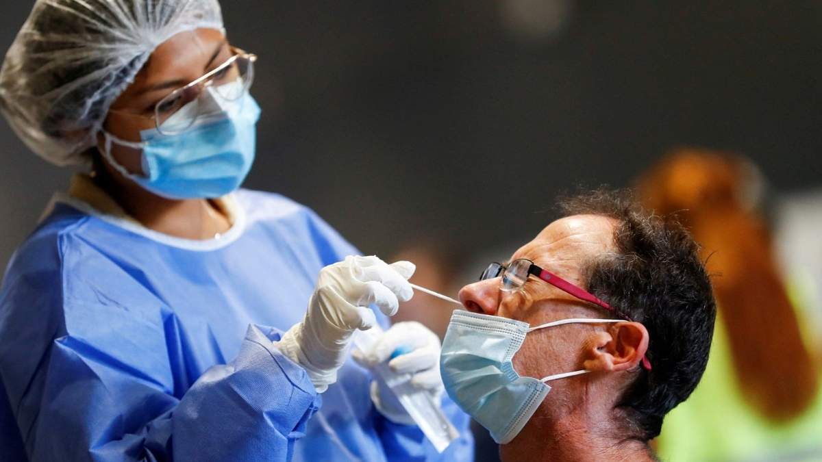 Prueba de hisopado para coronavirus. Fuente: (Twitter)