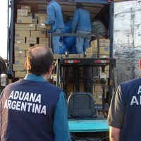 La Aduana detectó a dos personas que intentaban ingresar 3100 pastillas bajo su ropa y en termos