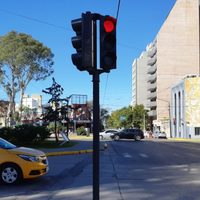 Instan a la municipalidad de Neuquén a que implemente un programa de semáforos inteligentes