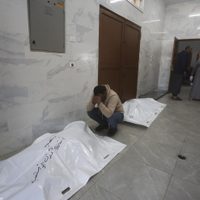 Fuerzas israelíes atacan campos de refugiados palestinos en el centro de Gaza