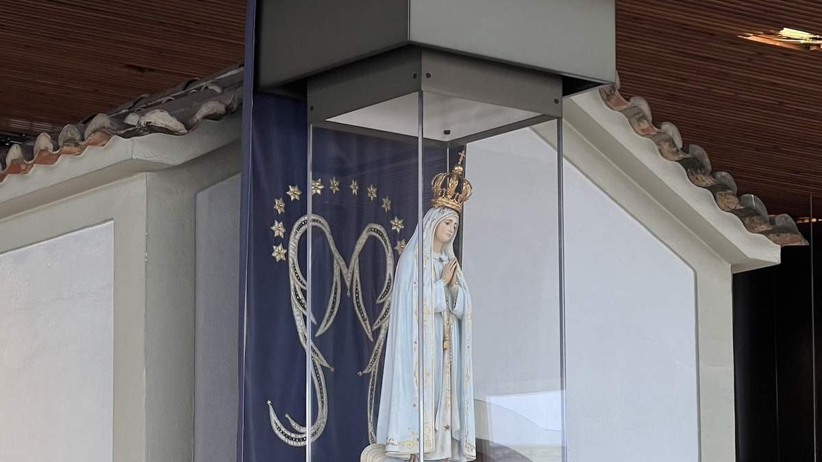 La imagen de la Virgen en el Santuario de Fátima