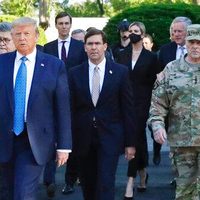 General de más alto rango se disculpa por acompañar a Trump durante protestas