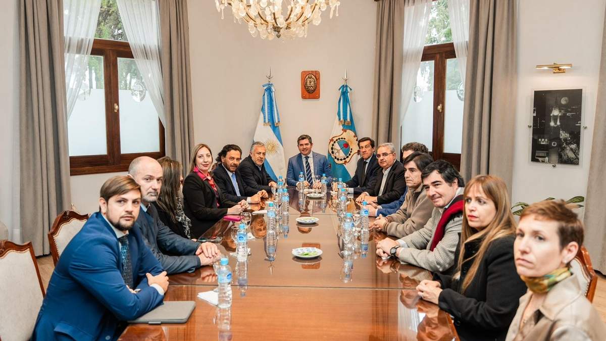 Los gobernadores mineros en San Juan recibidos por el gobernador Orrego.