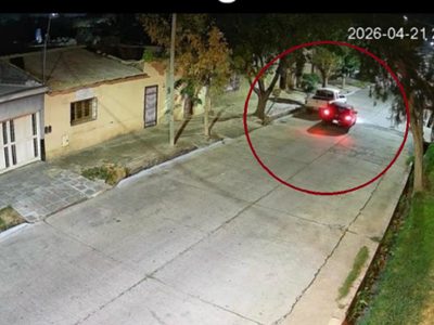 Impactante video: chocó a una camioneta estacionada y se dio a la fuga en Maipú
