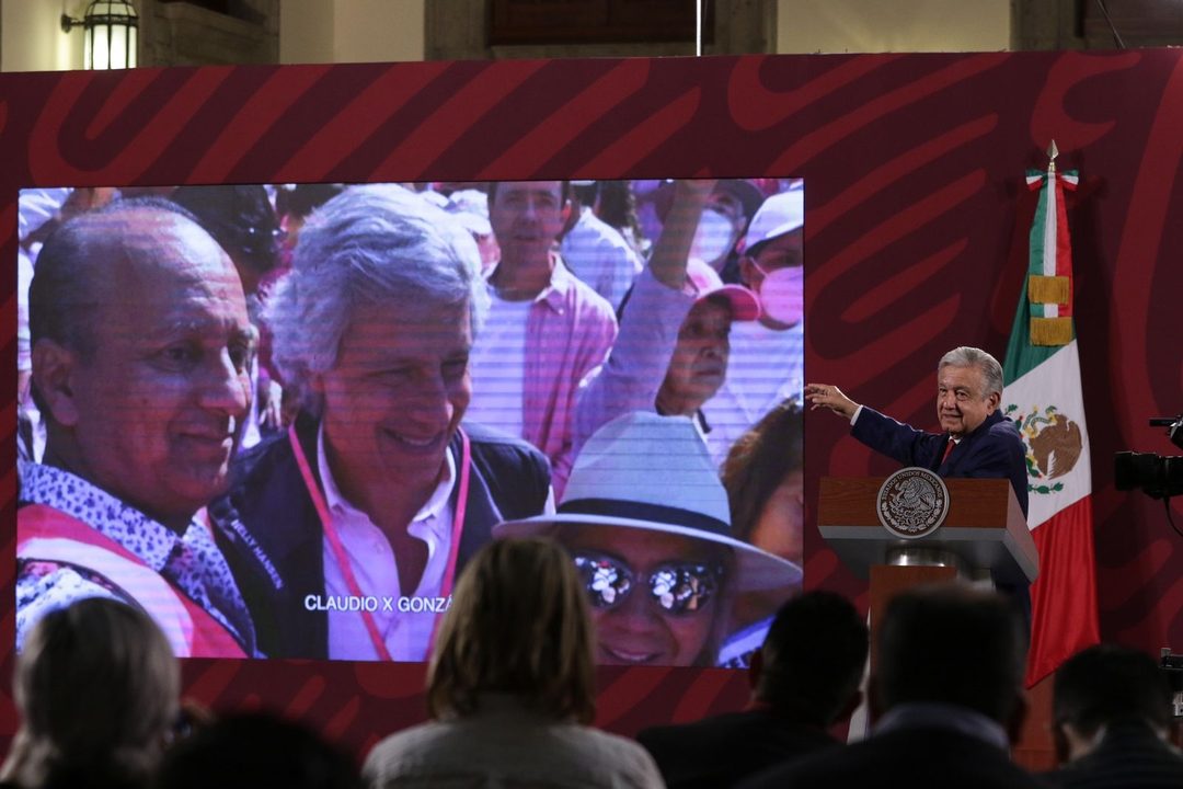 AMLO conferencia mañanera exhibe a participantes en marcha