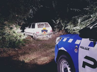 Robaron un auto, huyeron a toda velocidad y lo dejaron abandonado en el Paseo de la Costa