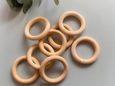 Con unas argollas de madera de tus viejas cortinas creá este hermoso canasto organizador