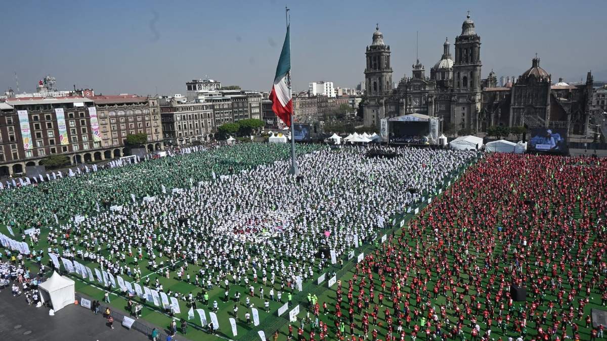 CDMX establece Récord Guinness con la clase de futbol más grande del mundo