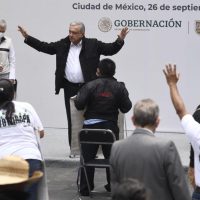 AMLO se disculpa a nombre del Estado con padres de los normalistas de Ayotzinapa