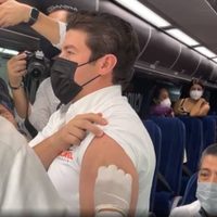 Samuel García encabeza caravana y se vacuna en el puente internacional Nuevo Laredo, Texas