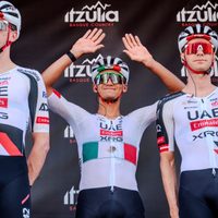 Isaac del Toro sufre caída y abandona Vuelta al País Vasco en su tercera etapa (Video)