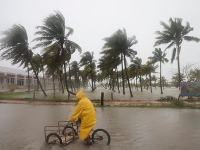 El huracán Milton recupera fuerza y vuelve a ser tormenta de categoría 5 en camino a Florida