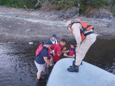 Rescate exitoso en Neuquén: Prefectura asistió a dos kayakistas