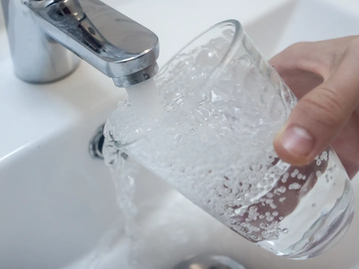El truco fácil para que tus vasos brillen otra vez, usando solo 3 ingredientes y en menos de 5 minutos