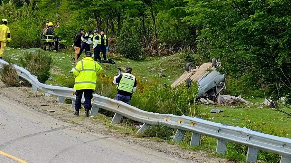 El vehículo chocó contra el guardarrail y volcó de punta. Fuente (Realidad Sanmartinense)