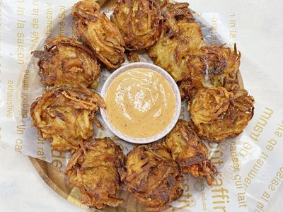 Chips de cebolla y queso: crocantes, súper fáciles y deliciosos, el snack perfecto para la picada del finde
