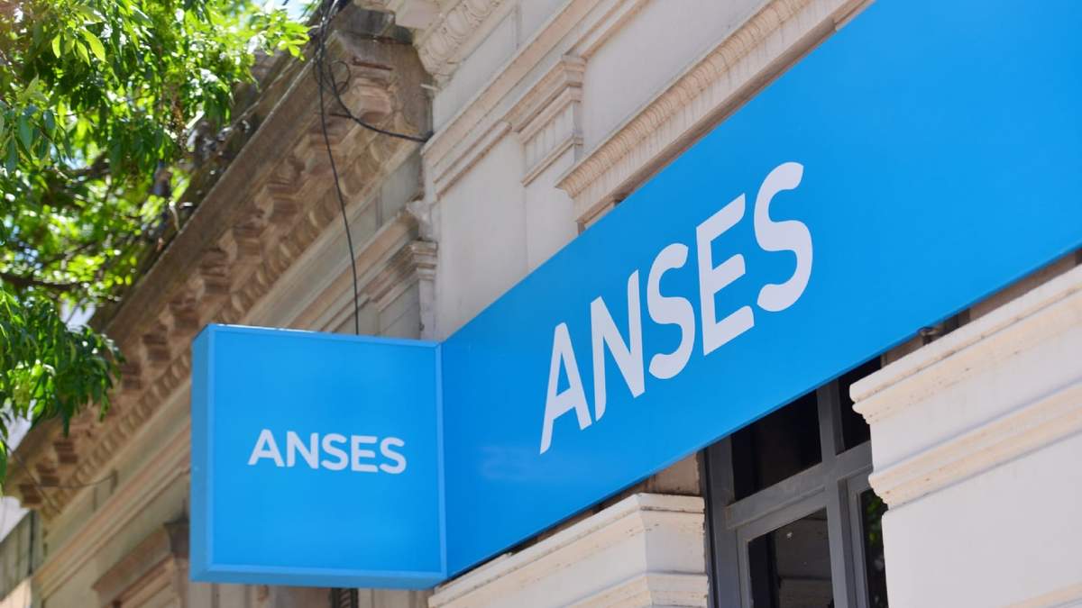 Las jubilaciones de la ANSES mantienen aumentos mensuales. Fuente: (X)