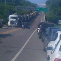 Maestros liberan casetas y realizan bloqueo carretero en Michoacán