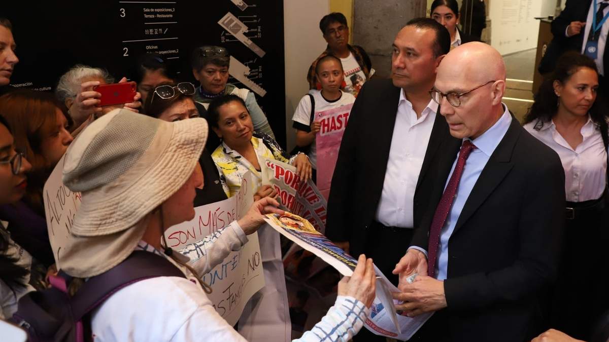 Familiares de desaparecidos que no fueron invitados a la reunión con Volker Türk increparon al funcionario de la ONU a su salida del Centro Cultural España
