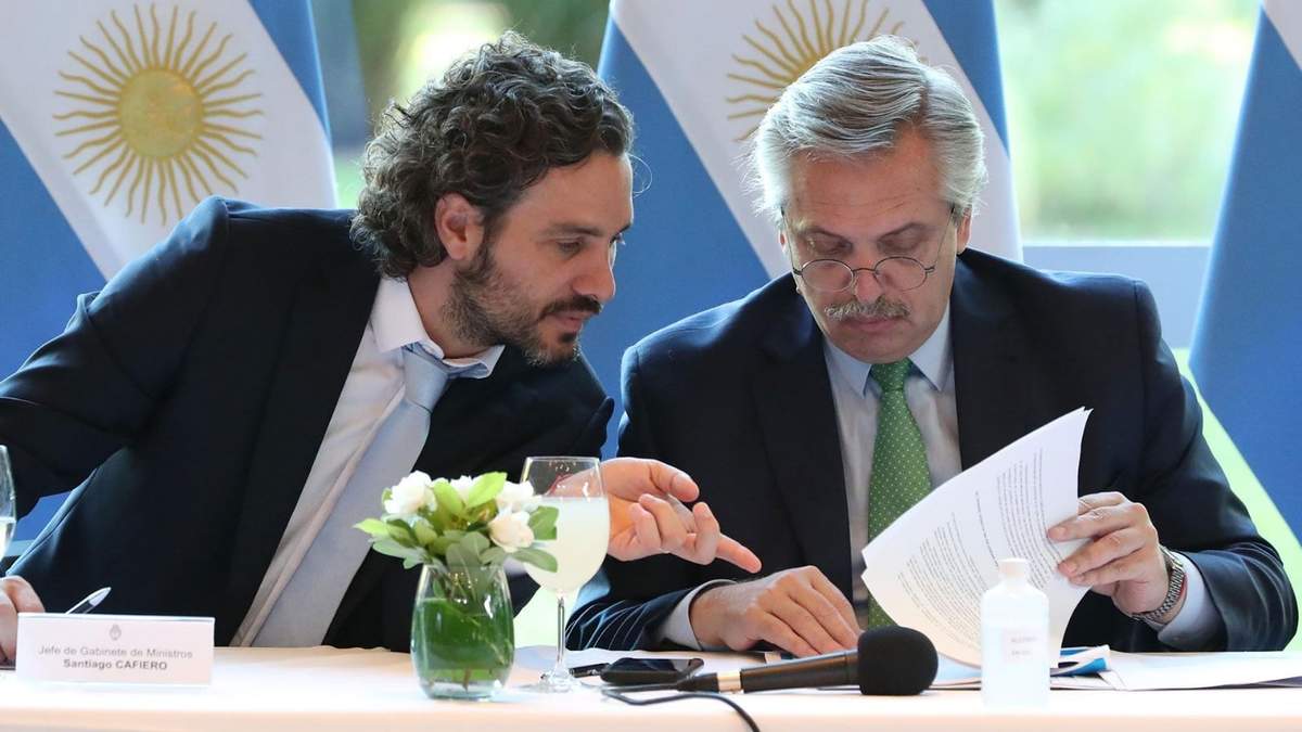 Alberto Fernández junto a Santiago Cafiero. Fuente: (Twitter)