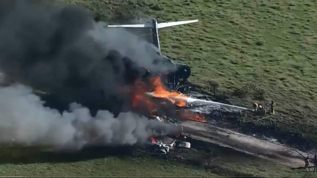 El avión se incendió tras el impacto
