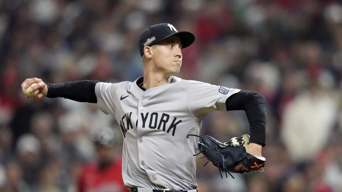 Luke Weaver de los Yankees de Nueva York lanza ante los Guardians de Cleveland en el quinto juego de la Serie de Campeonato de la Liga Americana, el sábado 19 de octubre de 2024, en Cleveland. (AP Foto/Sue Ogrocki)
