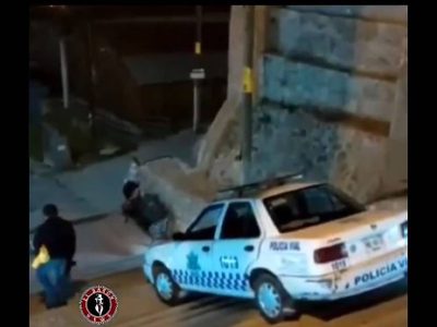 Exhiben en video a policía vial de Oaxaca que bajó una escaleras…a bordo de una patrulla