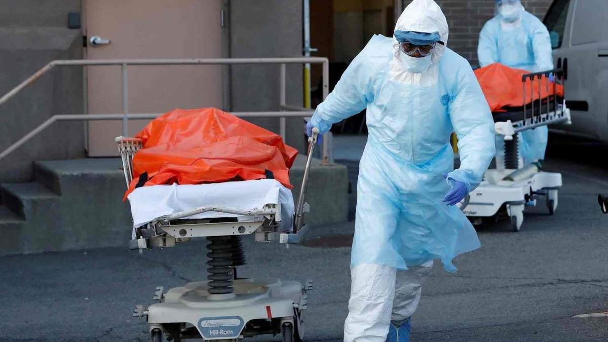 Sanitarios en Estados Unidos trasladan a los fallecidos hasta la morgue. Fuente: (Twitter)