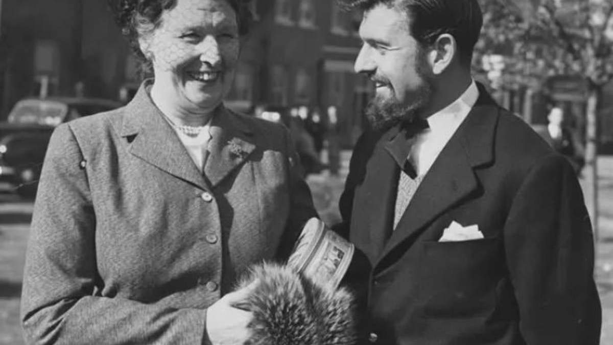 El agente doble británico y soviético George Blake junto a su madre tras regresar de su cautiverio en Corea del Norte