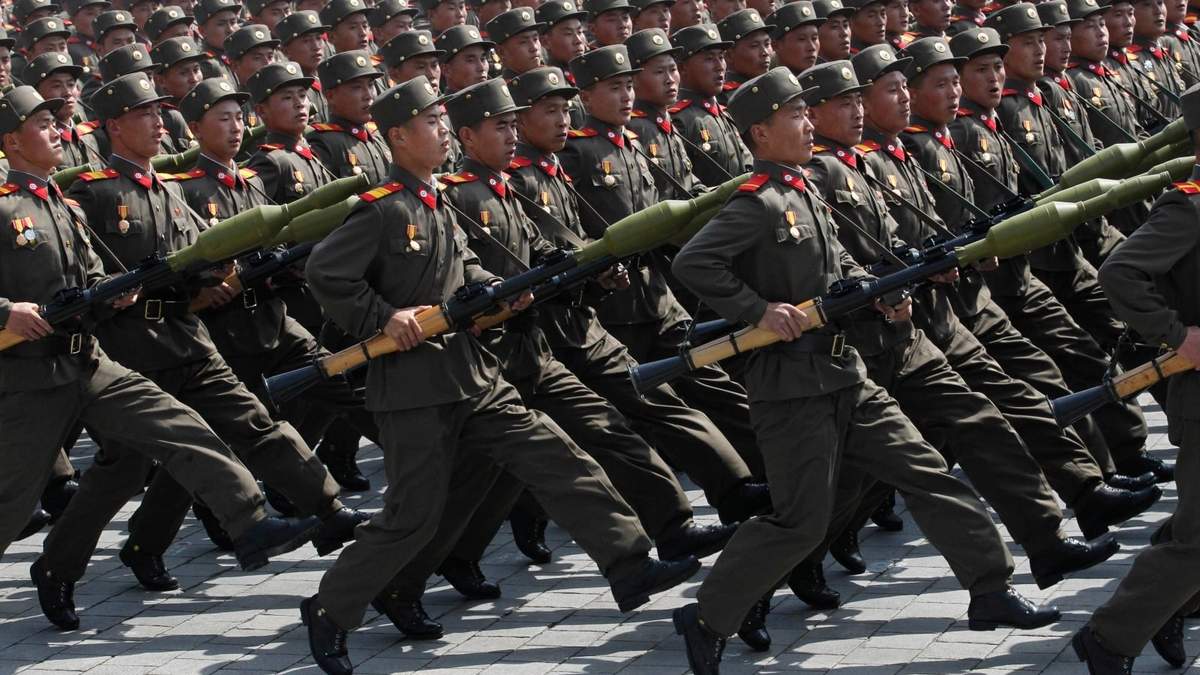 Soldados norcoreanos marchan en un multitudinario desfile militar en la Plaza Kim Il Sung, en Pyongyang