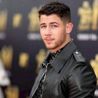 ¡Qué fuerte! Nick Jonas se apareció descontrolado en una fiesta
