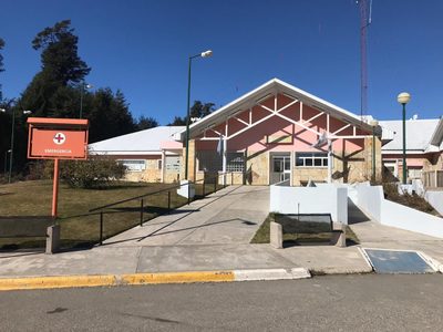 Vecinos de Villa La Angostura alertan por un hombre alcoholizado que quedó tendido en plena calle