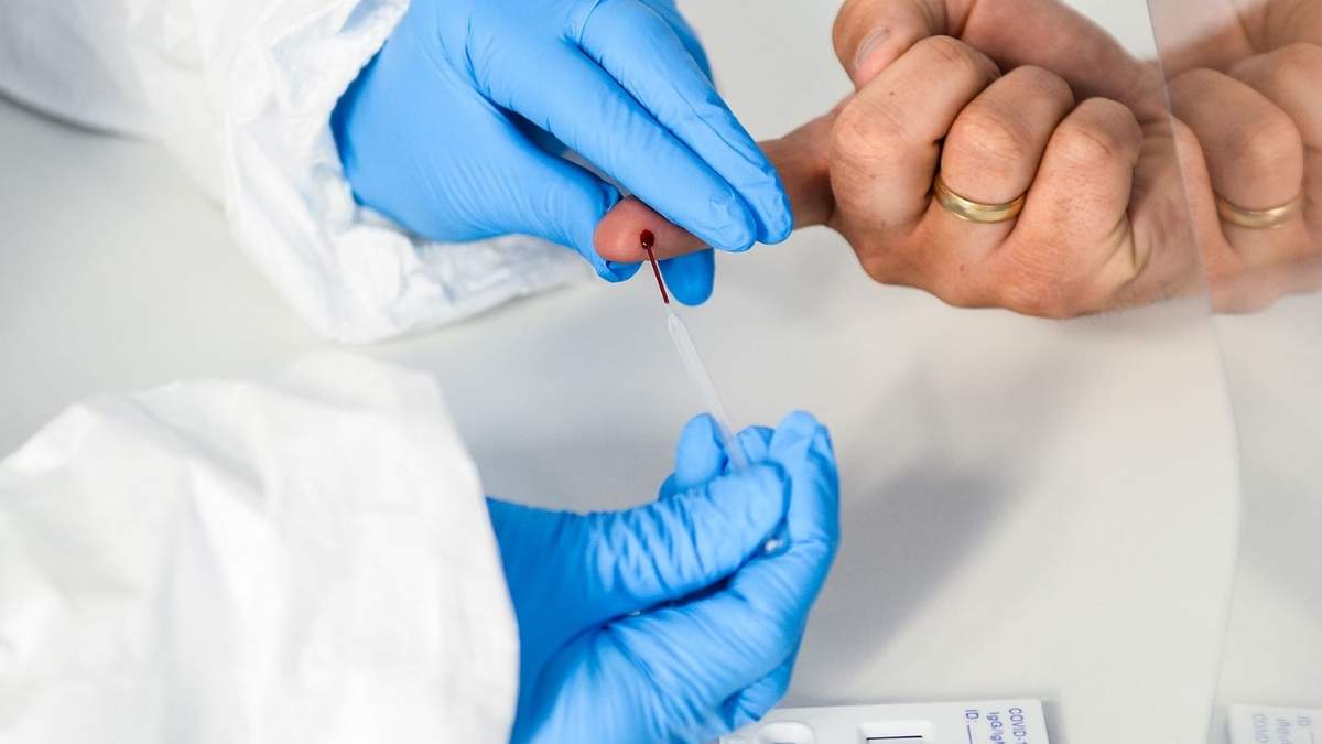 Los tests serológicos miden la cantidad y tipo de anticuerpos en sangre. Fuente: (Twitter)