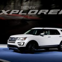 Ford llamará a revisar casi 1.9 camionetas Explorer para asegurar piezas que pueden salir despedidas