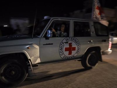 Hamás libera a 17 rehenes más, que ya están en Israel