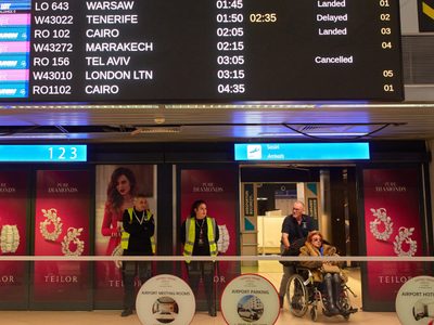 Miles de viajeros están varados en todo el mundo debido a la suspensión de vuelos por la guerra