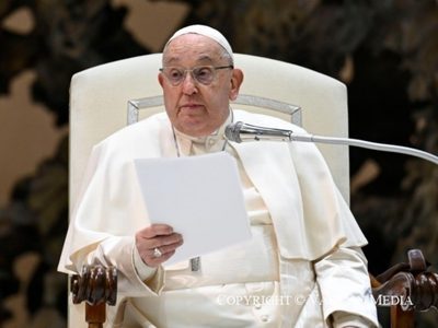 El Papa fue sometido a nuevas pruebas clínicas y lleva cánulas nasales para recibir oxígeno