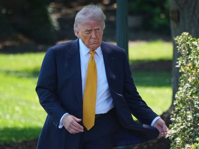 Trump llega a Pekín para su cumbre de dos días que le llevará a reunirse con Xi