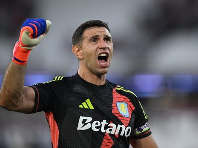 Con el apoyo de su familia: el Dibu Martínez se recuperó de su mal partido