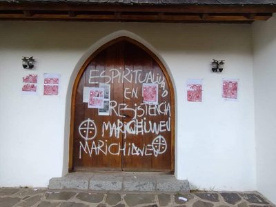 Conflicto Mapuche: atacaron con pintadas una capilla en el Parque Nacional Los Alerces