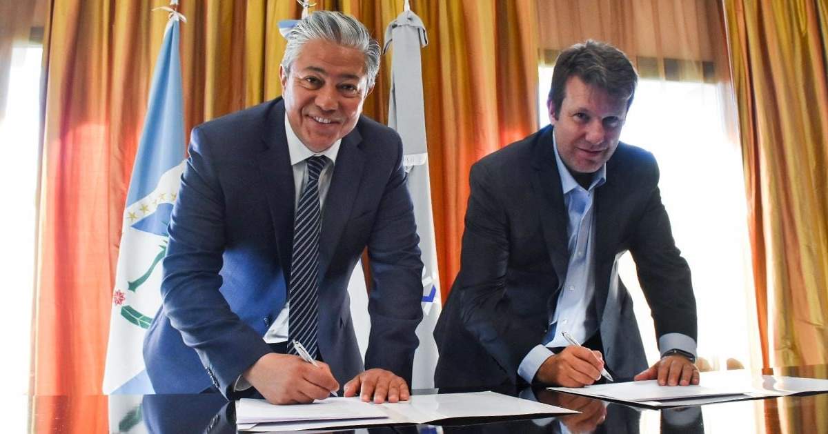 El gobernador Rolando Figueroa y el CEO de Phoenix, Pablo Bizzotto, en la firma del acuerdo. Fuente: (gobierno de Neuquén)