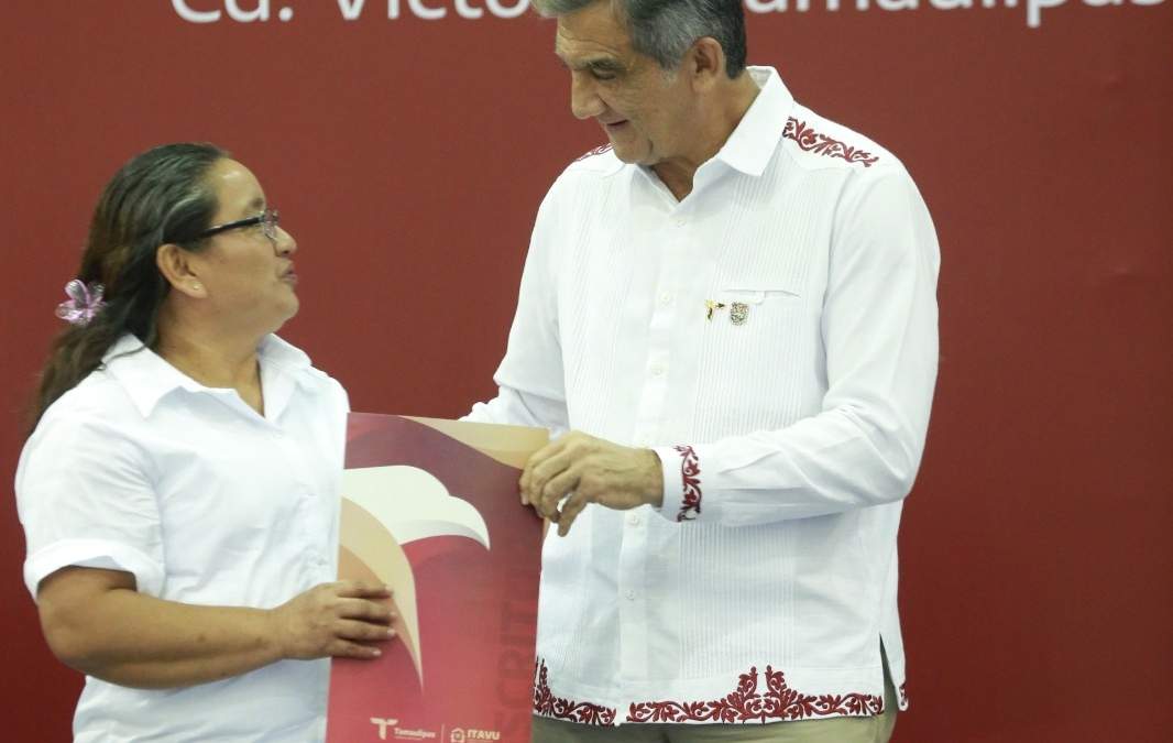 Entrega Américo escrituras a 1,500 familias tamaulipecas