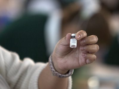 Cofepris avala vacuna anticovid de Pfizer para mayores de 12 años